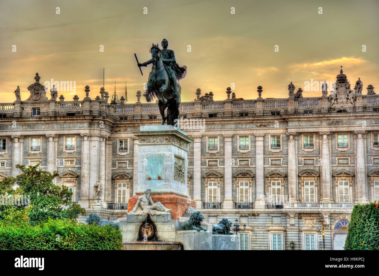 Monument à Philippe IV en face du Palais Royal - Madrid, Espagne Banque D'Images