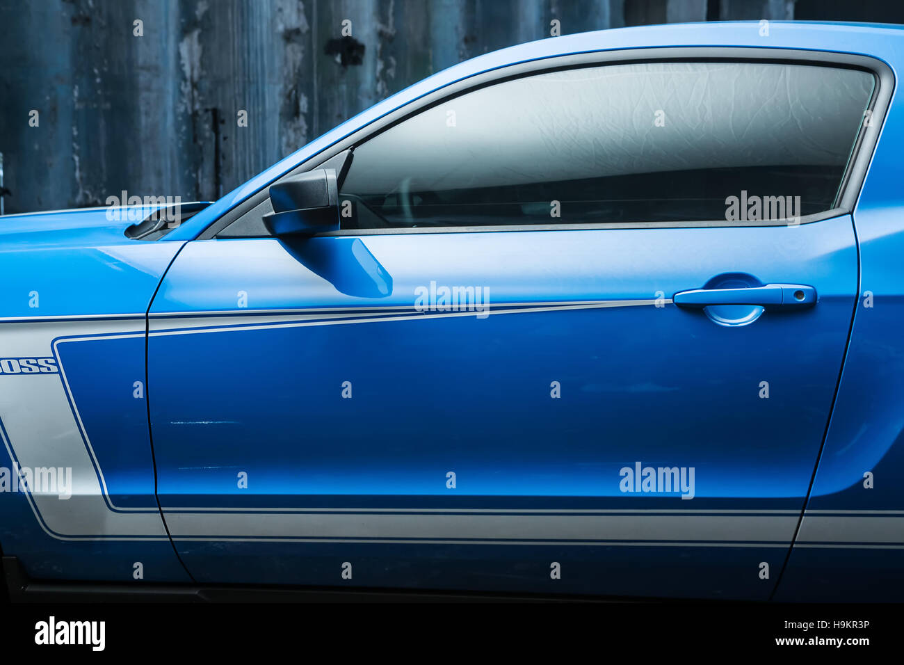 Bleu-blanc Ford Mustang tuning Banque D'Images
