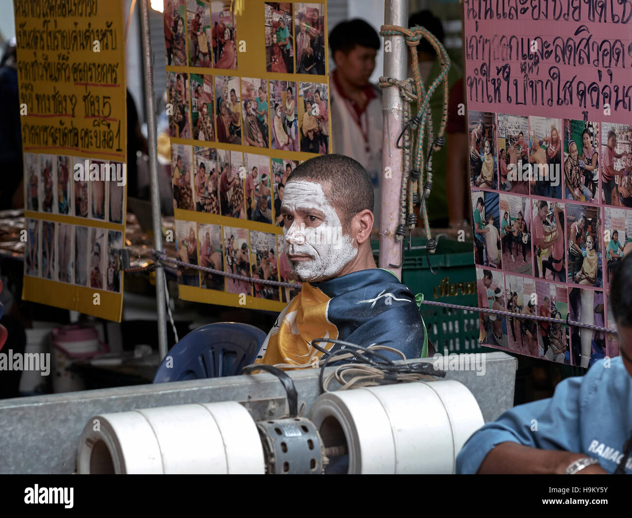 Soins de beauté pour hommes. Homme subissant un soin d'épilation et d'embellissement du visage dans le salon de beauté thaïlandais. S. E. Asie Banque D'Images