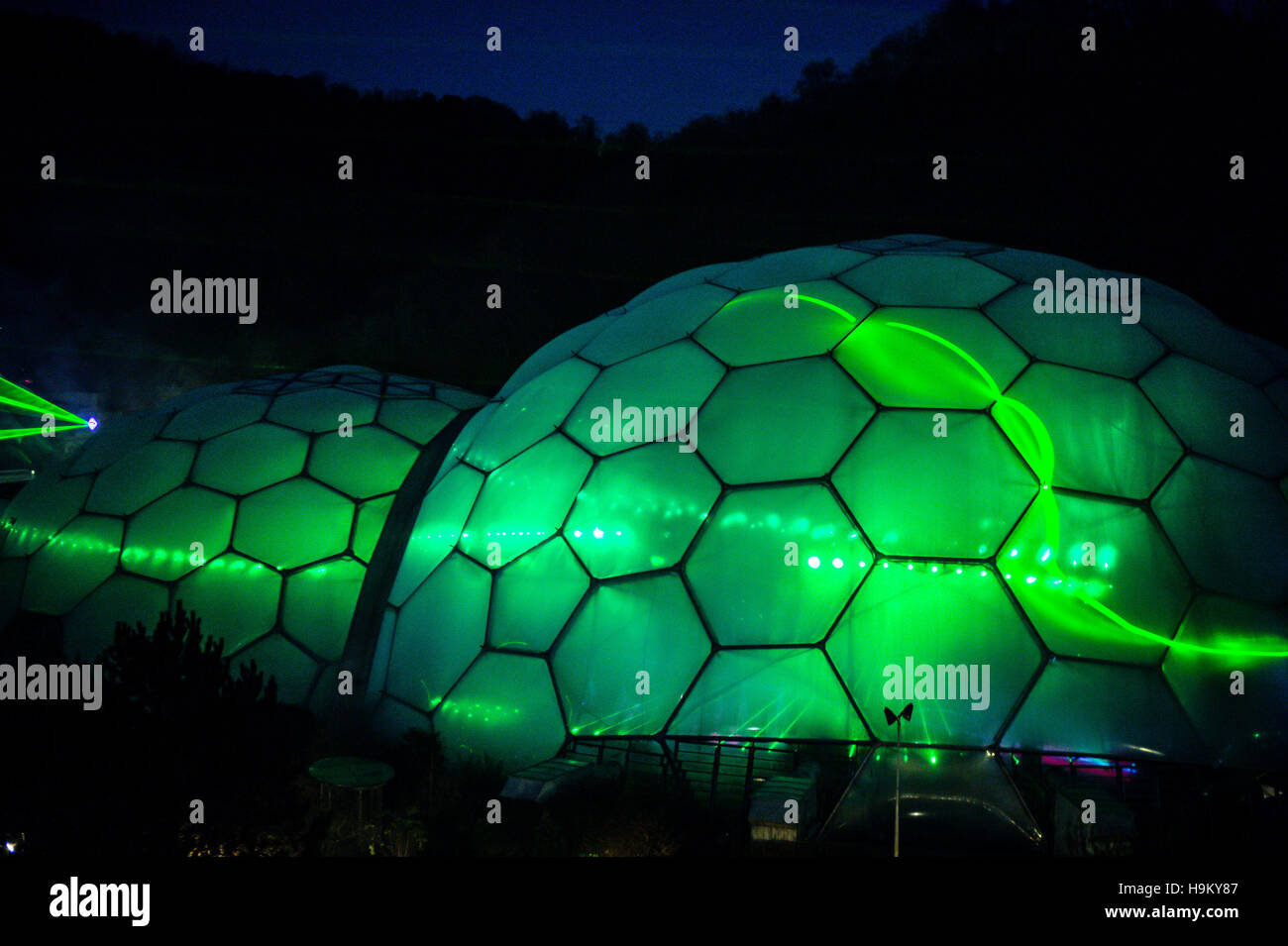 Les lasers créent des formes à l'intérieur et à l'extérieur des biomes à l'Eden Project à Cornwall où un nouveau spectacle, dirigé par l'artiste léger Chris Levine qui a dirigé l'hommage laser Glastonburys à David Bowie, ouvre le vendredi 25 novembre dans le cadre du festival Eden de lumière et de son. Banque D'Images