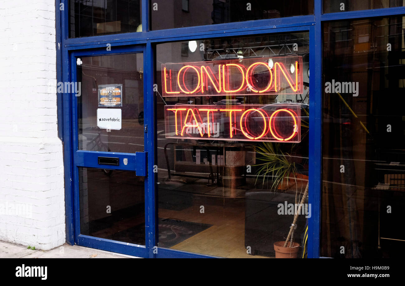 Islington Londres Royaume-Uni - LONDRES salon de tatouage en néon Banque D'Images
