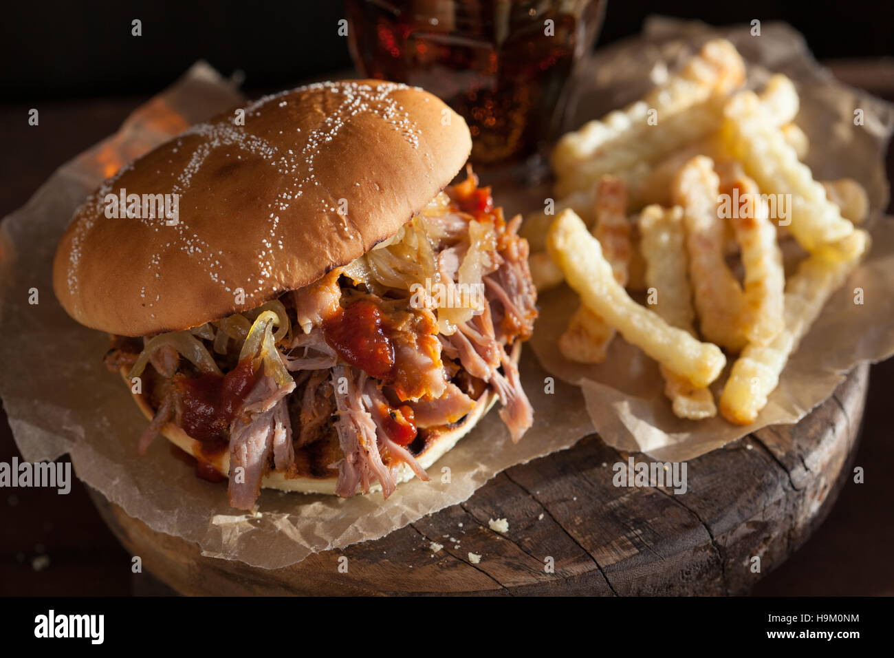 Burger de porc fait maison avec oignons caramélisés et sauce barbecue Banque D'Images