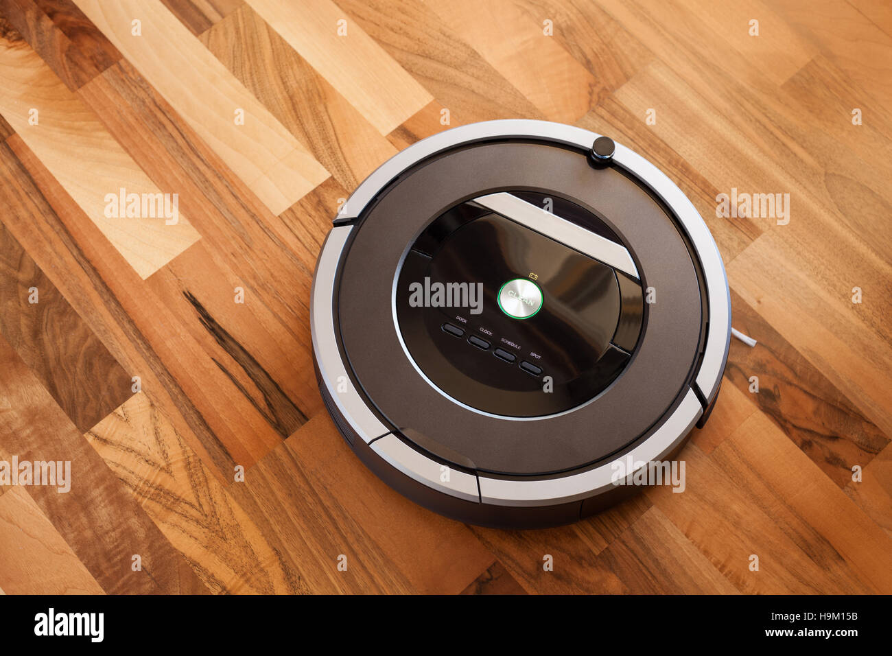 Aspirateur Robot sur parquet stratifié smart technologies de nettoyage  Photo Stock - Alamy