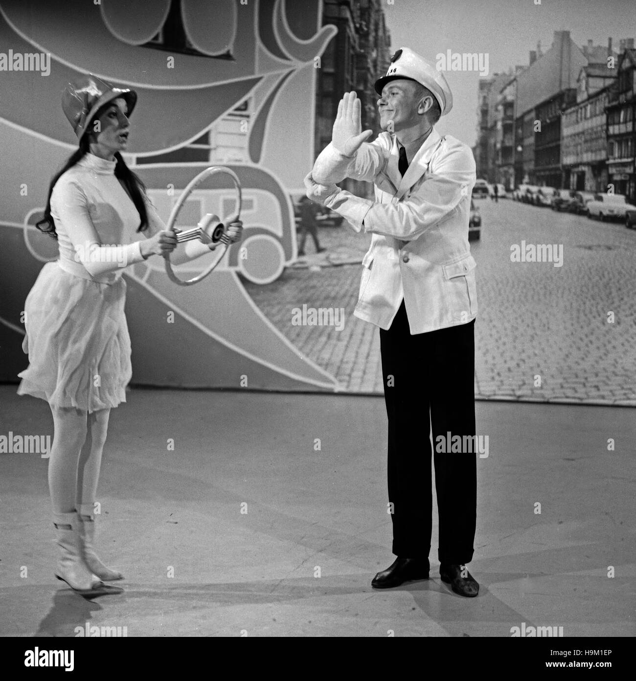 Achtung, Umleitung ! Musiksendung, Deutschland, 1960 Contributeurs : Tänzer als Verkehrspolizist mit Fahrerin Banque D'Images