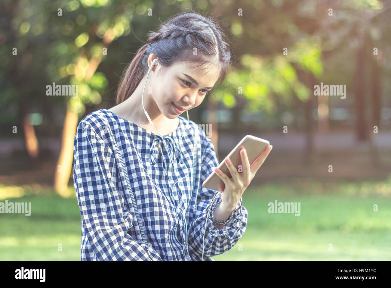 Soft focus est femme à l'aide de mobile smartphone, pour la détente. Style Vintage Banque D'Images