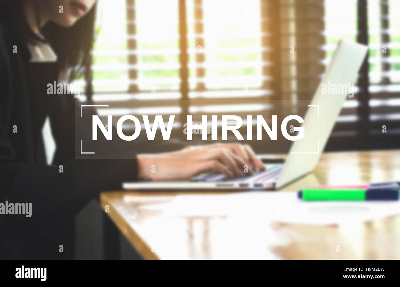 Message d'EMBAUCHE MAINTENANT Concept d'arrière-plan de travail sur les femmes. Vintage tone. Banque D'Images