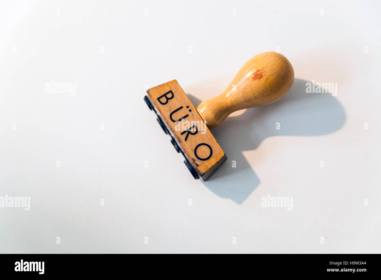Timbre en bois sur fond blanc Banque D'Images
