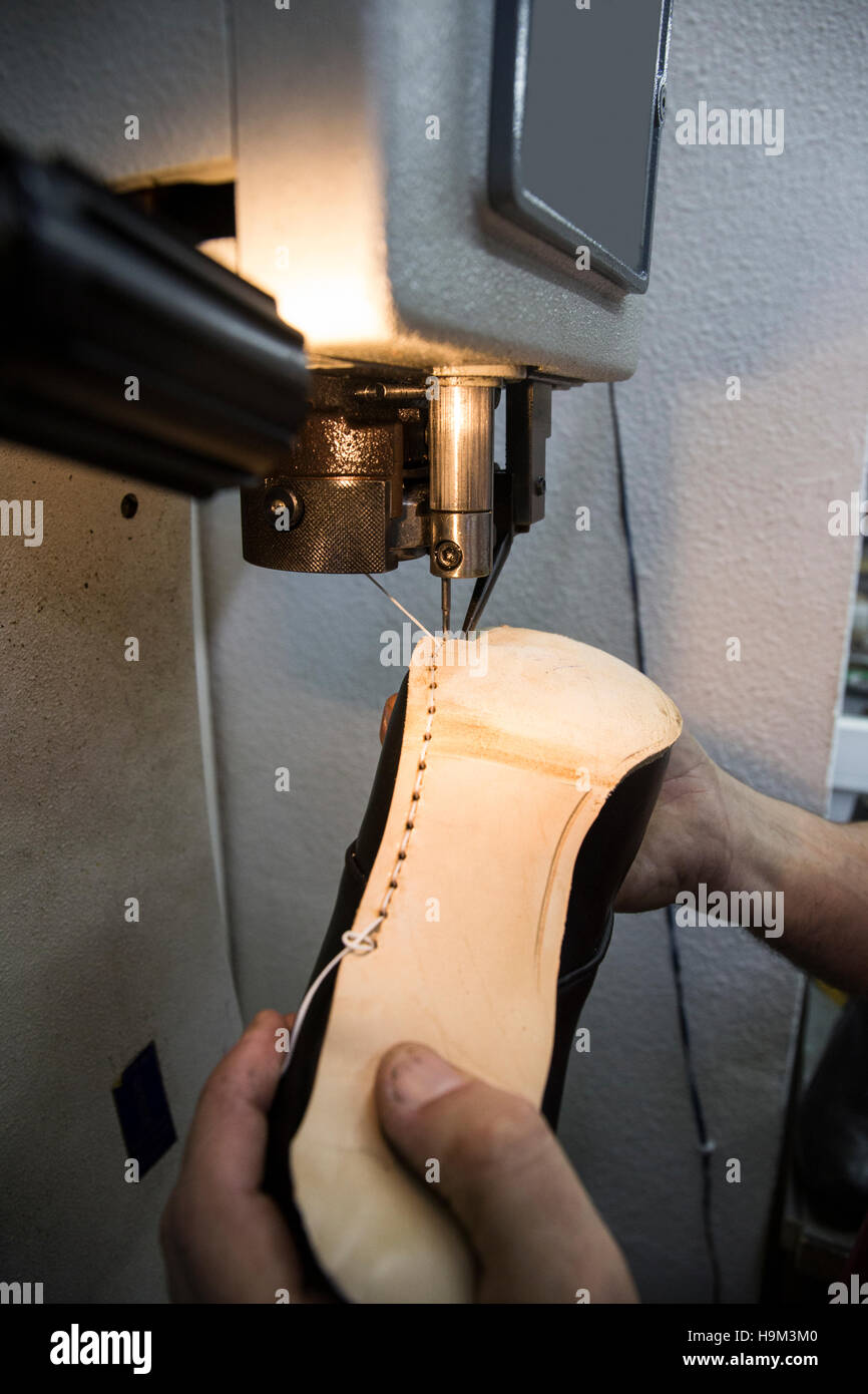 Cordonnier couture la semelle d'une chaussure à l'aide d'une machine dans  son atelier Photo Stock - Alamy