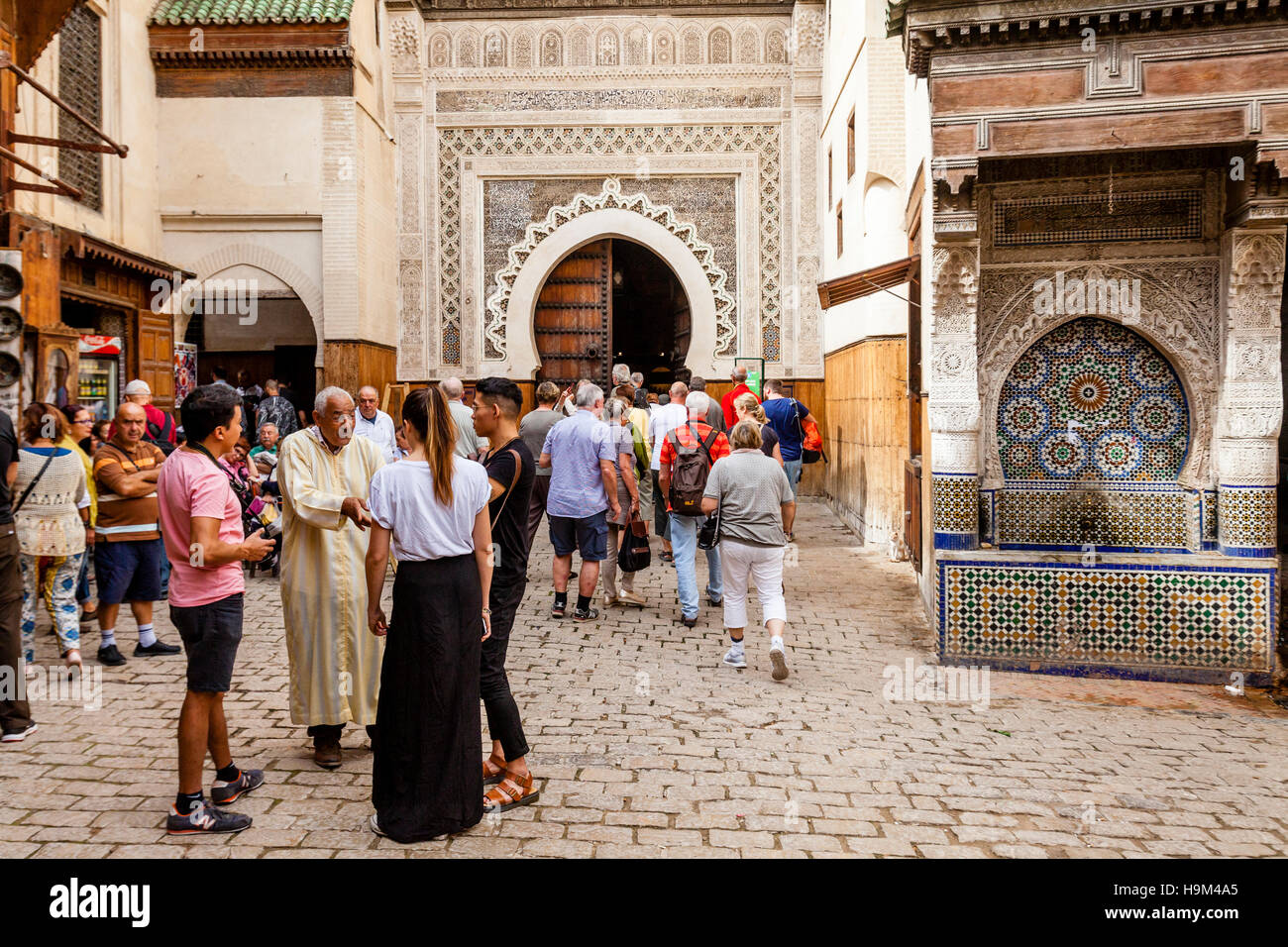 Les touristes et de guide touristique à l'extérieur du Musée Nejjarine, Fès el Bali, FES, Maroc Banque D'Images