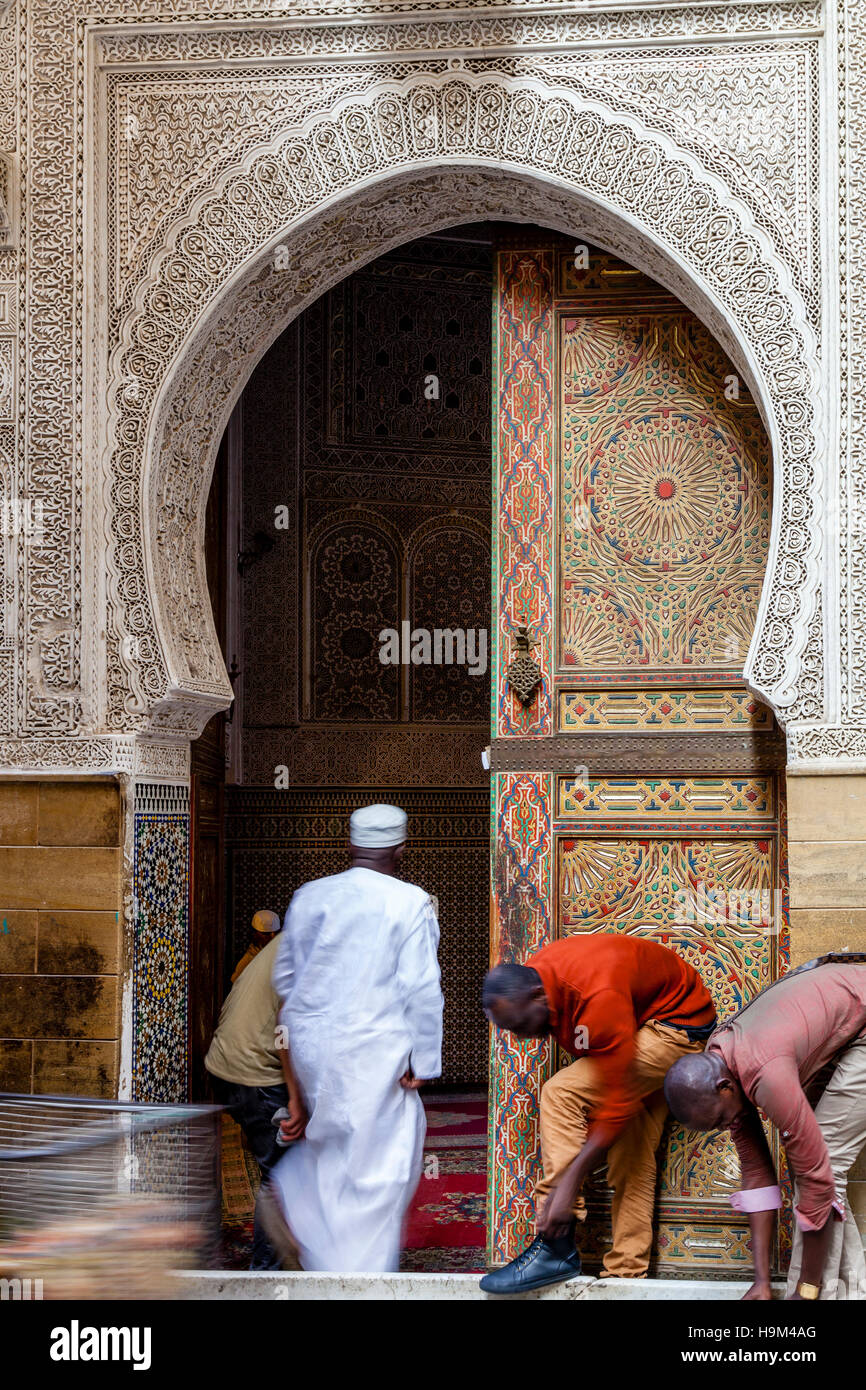 Peuple Marocain aller et venir dans une mosquée, la Médina (Fès el Bali), Fès, Maroc Banque D'Images