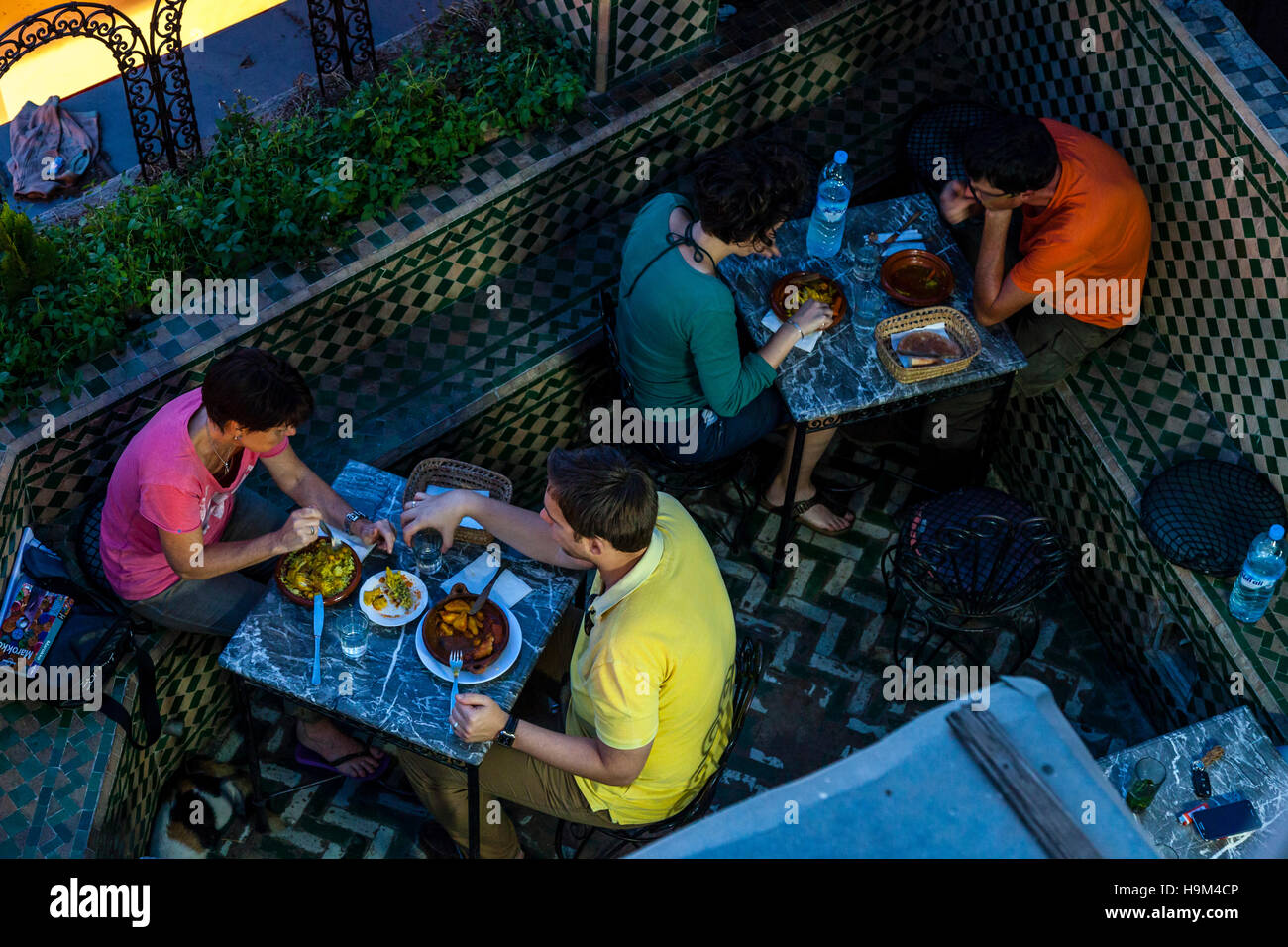 Les touristes de manger des aliments traditionnels marocains sur un toit-terrasse de restaurant, Fès el Bali, FES, Maroc Banque D'Images