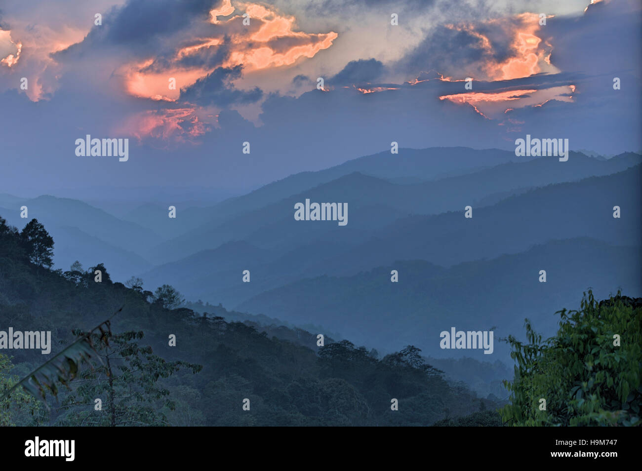 La Thaïlande, Kamphaeng Phet, Mae Wong, coucher du soleil à Parc National du sommet mondial de Chong Yen Banque D'Images