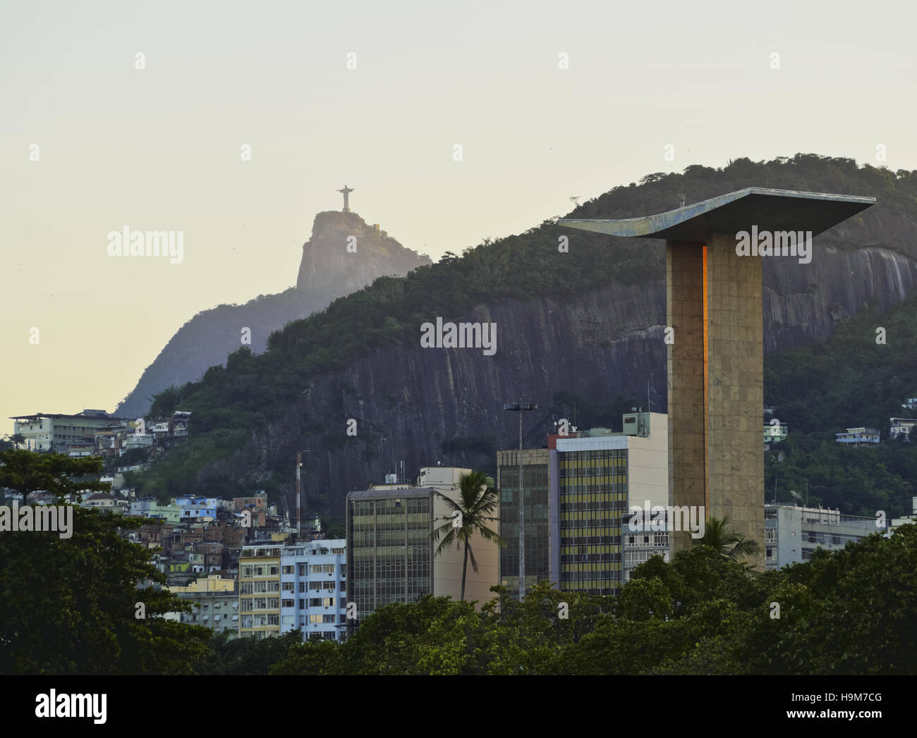 Brésil Rio de Janeiro Gloria Vue sur le monument aux morts de la Deuxième Guerre mondiale, avec la montagne du Corcovado et le Christ Banque D'Images