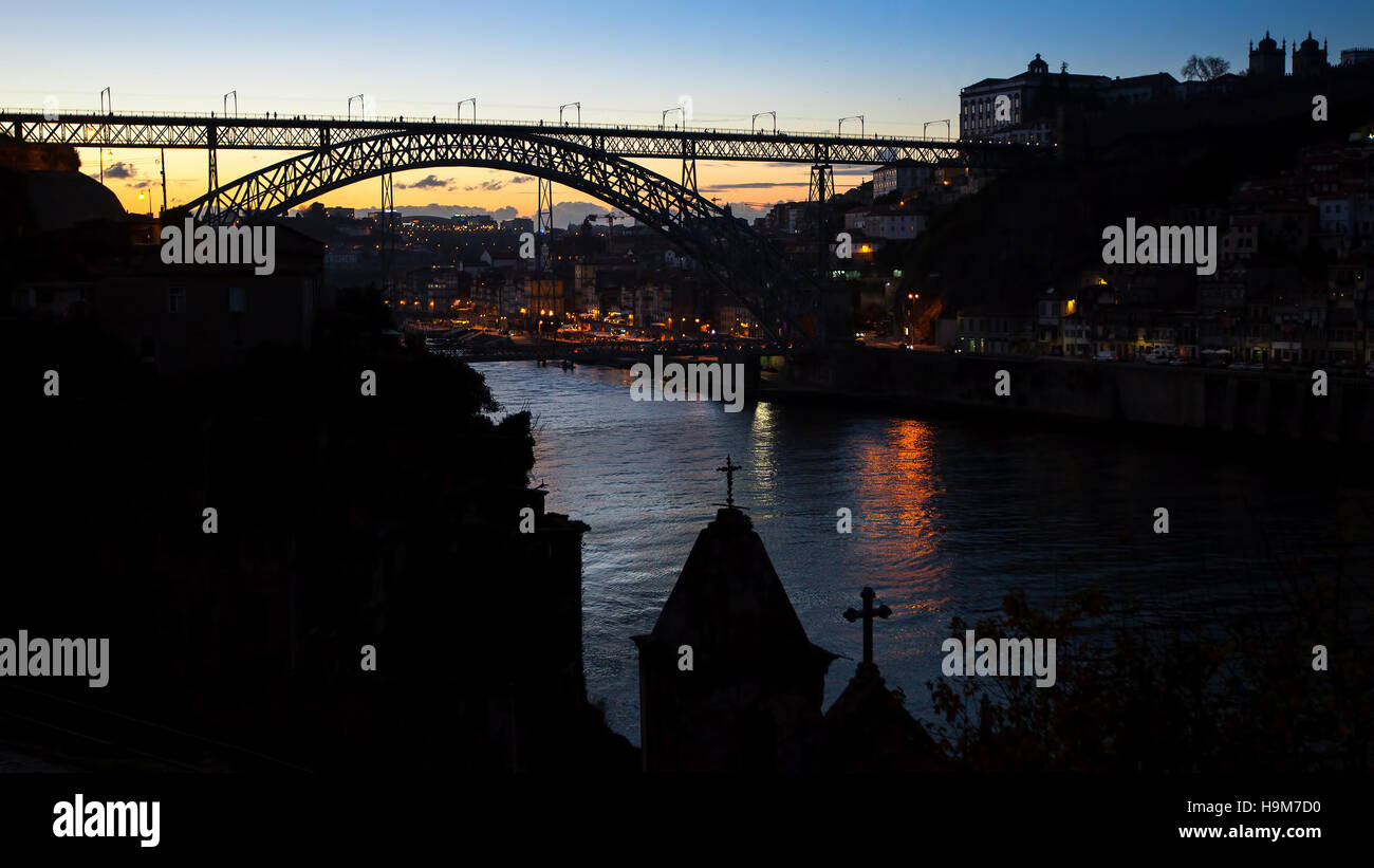Vue de nuit Le Pont Dom Luis I au fleuve Douro entre les villes de Porto et de Vila Nova de Gaia au Portugal. Banque D'Images