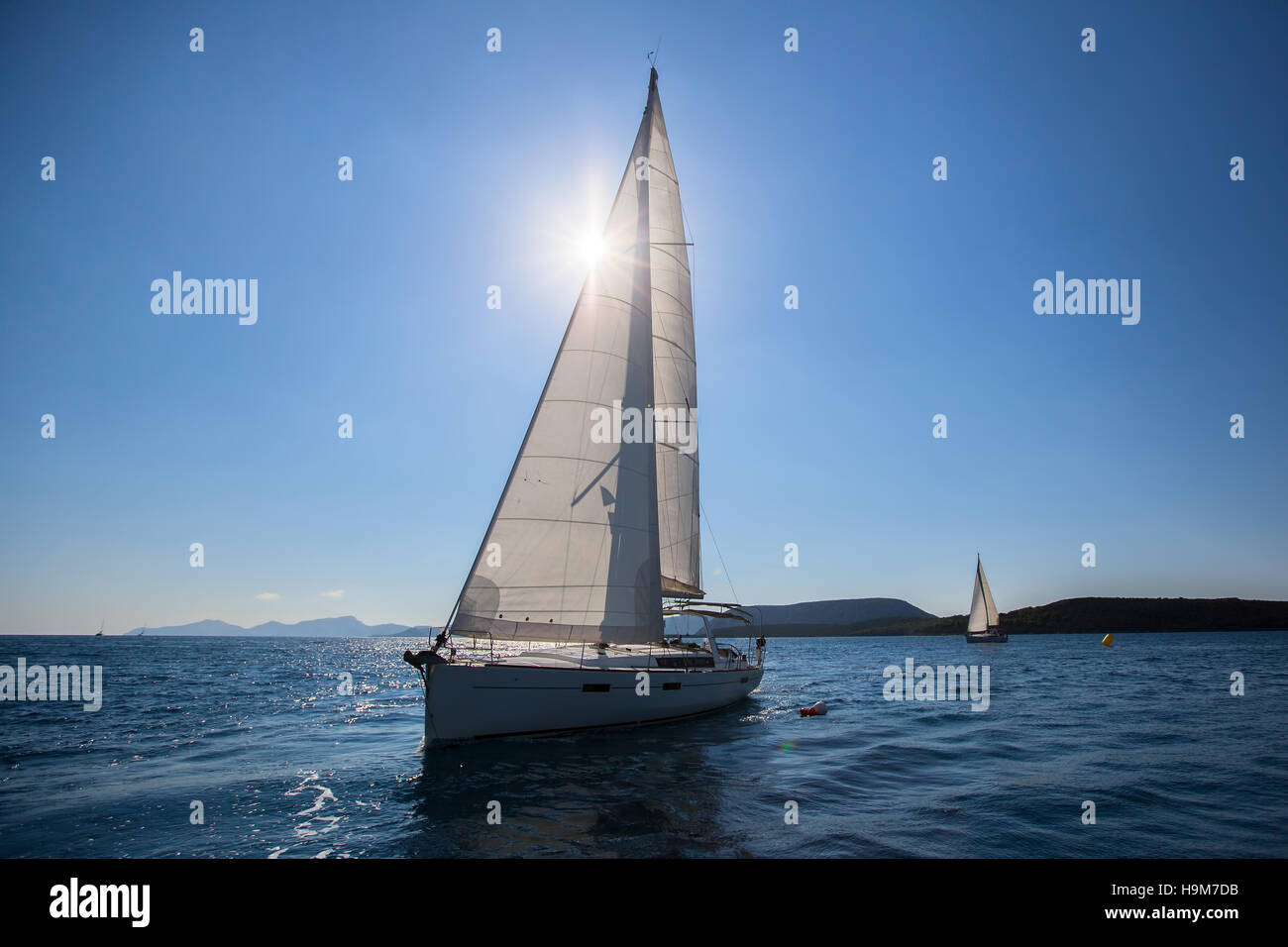 Bateau à voile Yacht de luxe avec voiles blanches dans la course sur mer. Banque D'Images