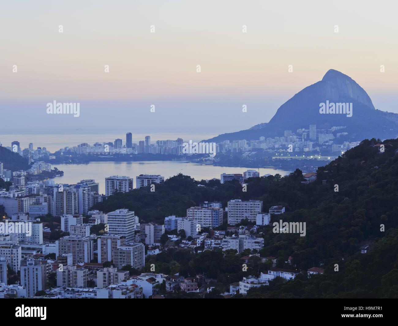 Brésil, Rio de Janeiro, Santa Marta, surélevée sur Humaita et Lagoa vers la lagune Rodrigo de Freitas. Banque D'Images