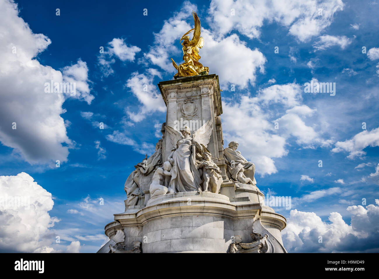 Mémorial de l'impériale à la reine Victoria (1911) en face de Buckingham palace construit par Sir Aston Webb. *Editorial* Banque D'Images