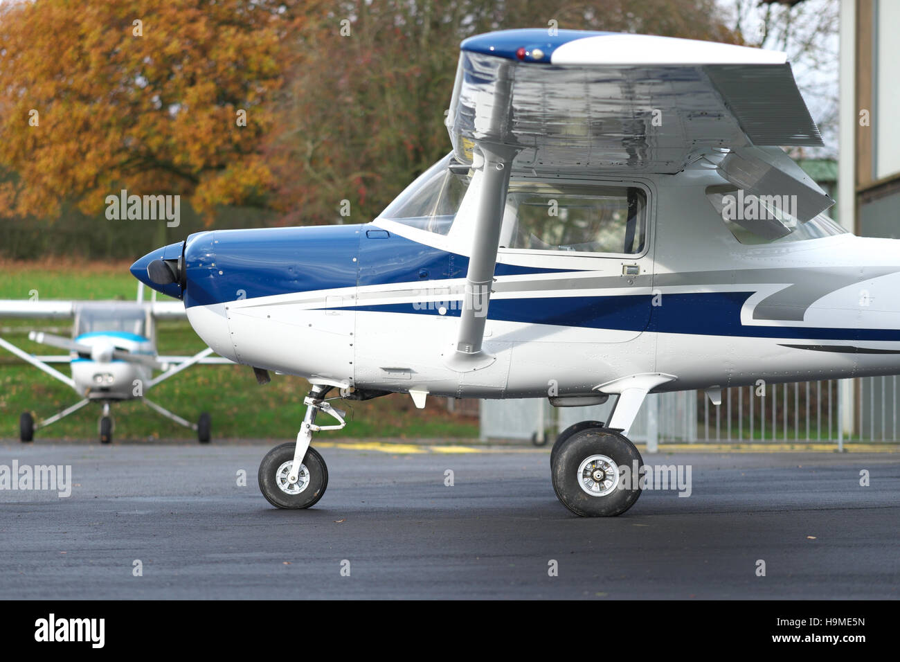 Deux Cessna 152 partie d'un club de pilotage école de pilotage de la flotte des avions d'entraînement de base à un aérodrome au Royaume-Uni Banque D'Images