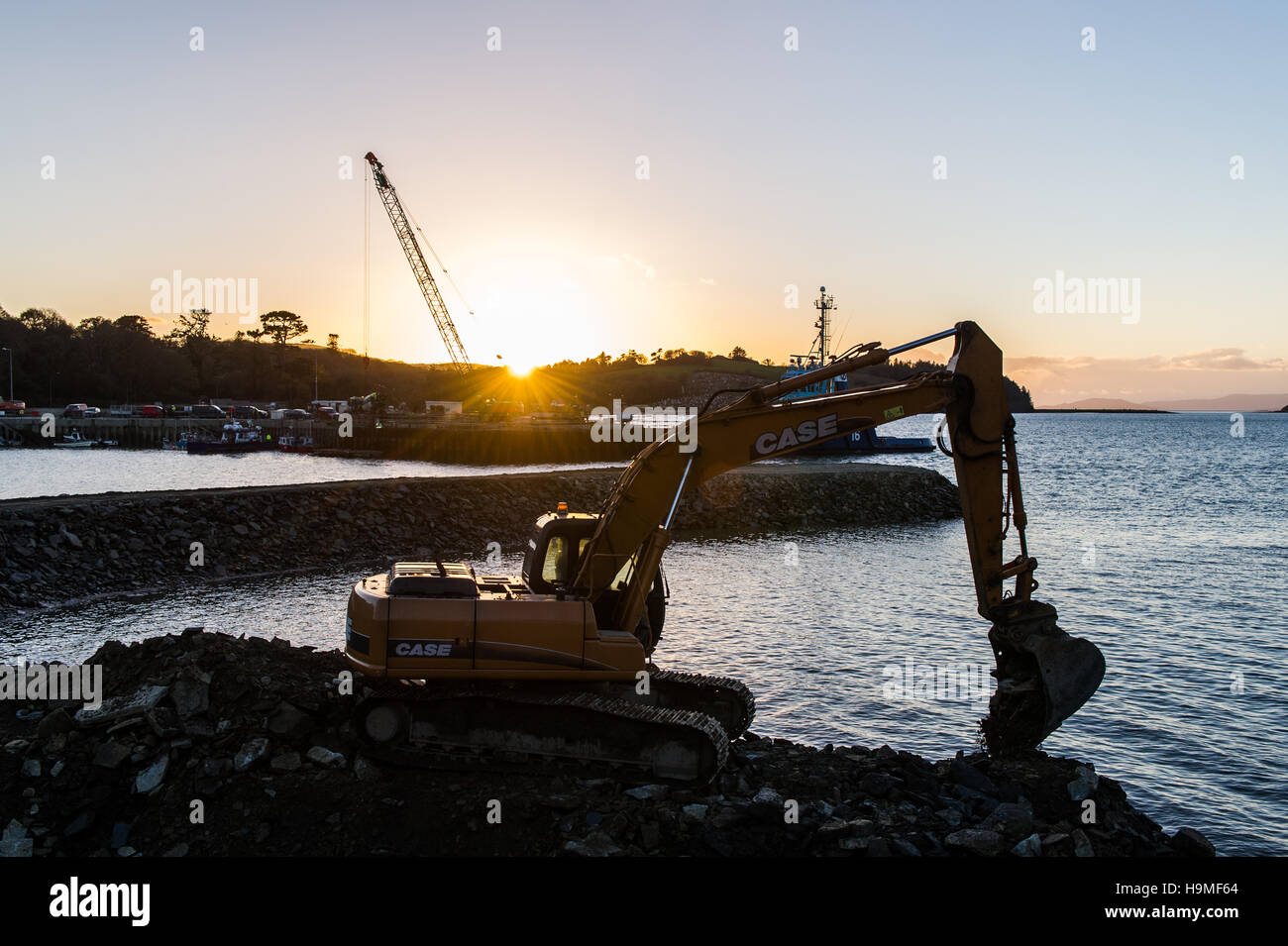 Cas Earth Mover est représenté déménagement rocks et de hardcore dans le cadre de l'élaboration de Bantry Harbour, West Cork, Irlande. Banque D'Images