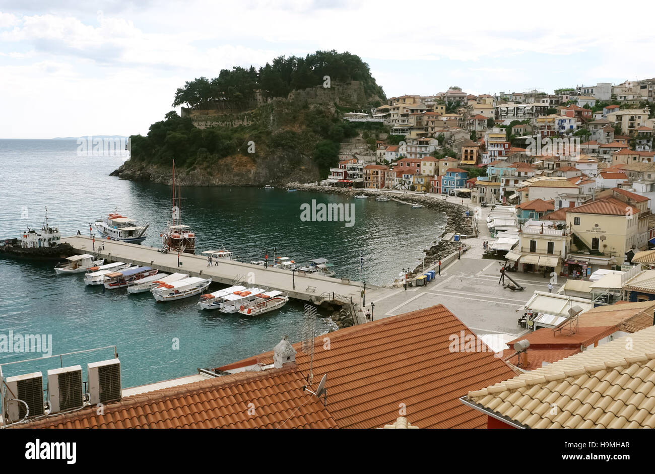 Parga, Grèce, 09 mai 2013 : vue sur la côte grecque avec des bateaux dans la baie de la ville de Parga, sur la côte de la Mer Ionienne. Banque D'Images