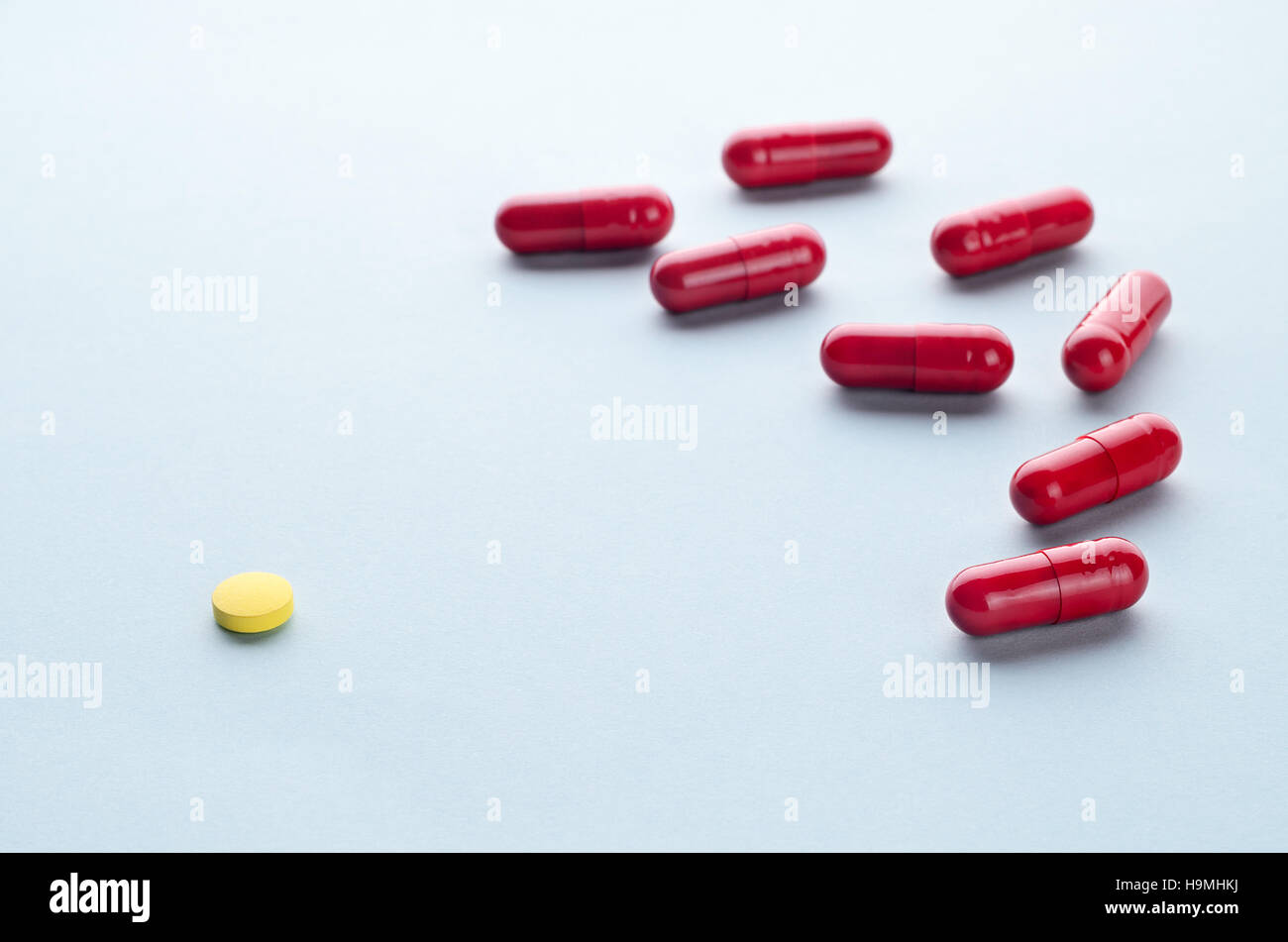 Colorés assortis comprimés et gélules sur un fond clair close up, horizontal, copy space, selective focus, concept médical. Banque D'Images