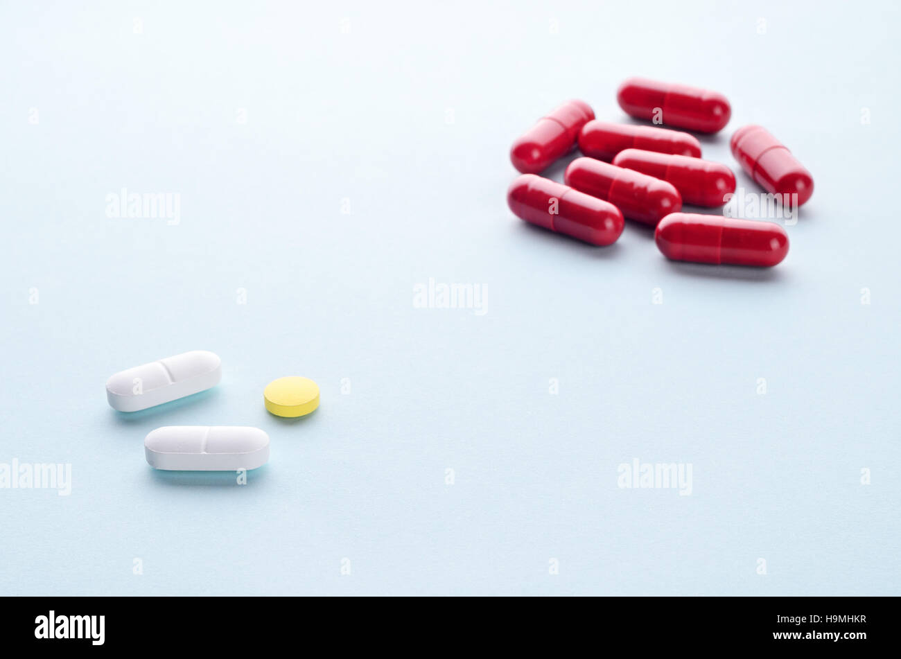Colorés assortis comprimés et gélules sur un fond clair close up, horizontal, copy space, selective focus, concept médical. Banque D'Images