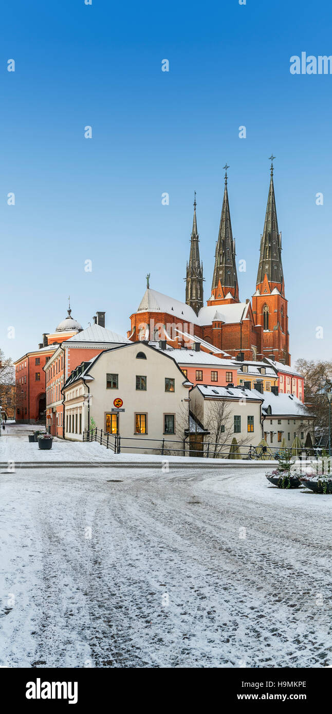 Gamla Torget / Old Square et la cathédrale Domkyrkan / Dombron, le pont sur la rivière Fyris Uppsala, Suède, Scandinavie Banque D'Images