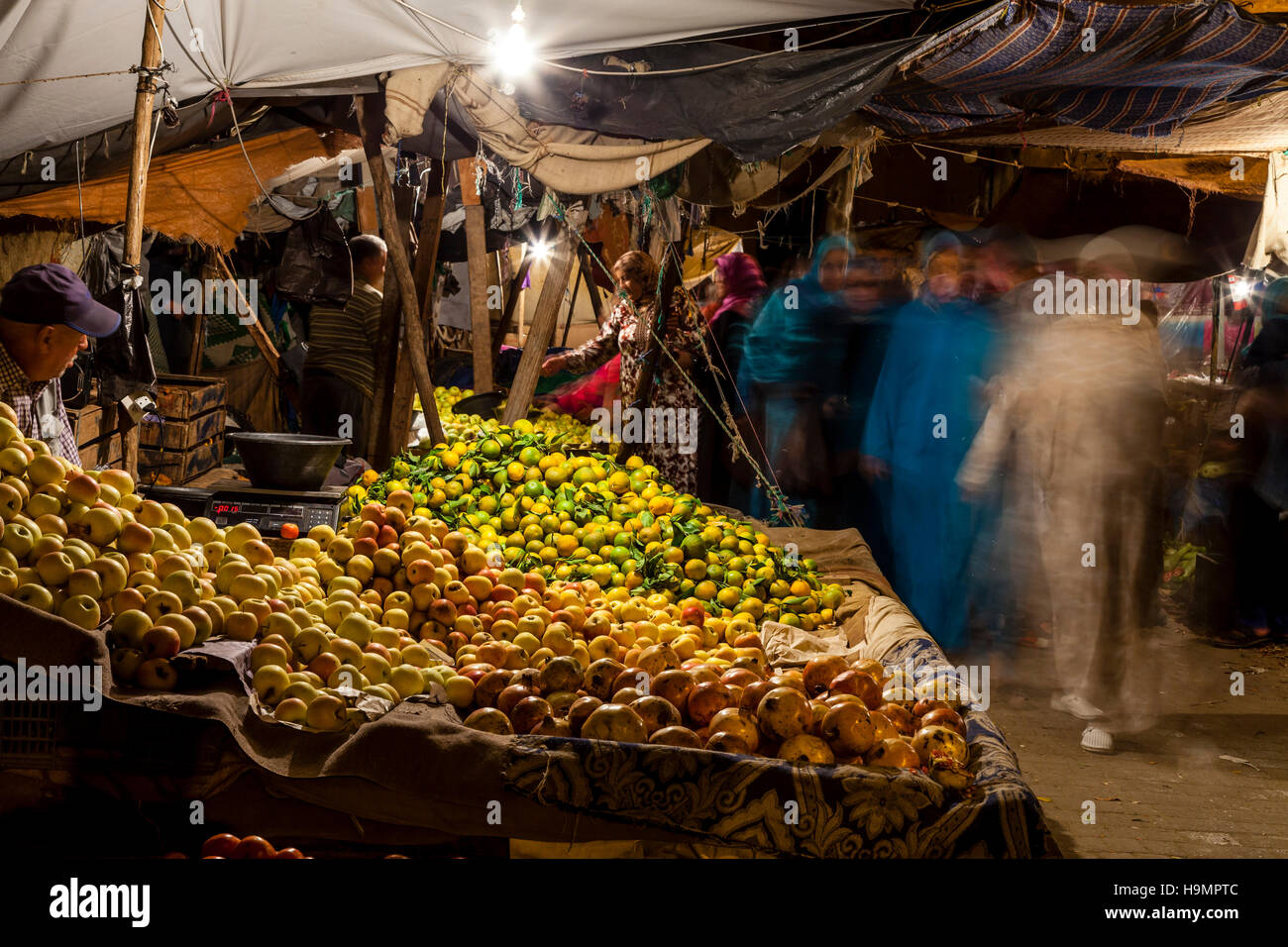 Peuple Marocain d'acheter des fruits dans la médina la nuit, Fès el Bali, FES, Maroc Banque D'Images Peuple Marocain d'acheter des fruits dans la médina la nuit, Fès el Bali, FES, Maroc Banque D'Images