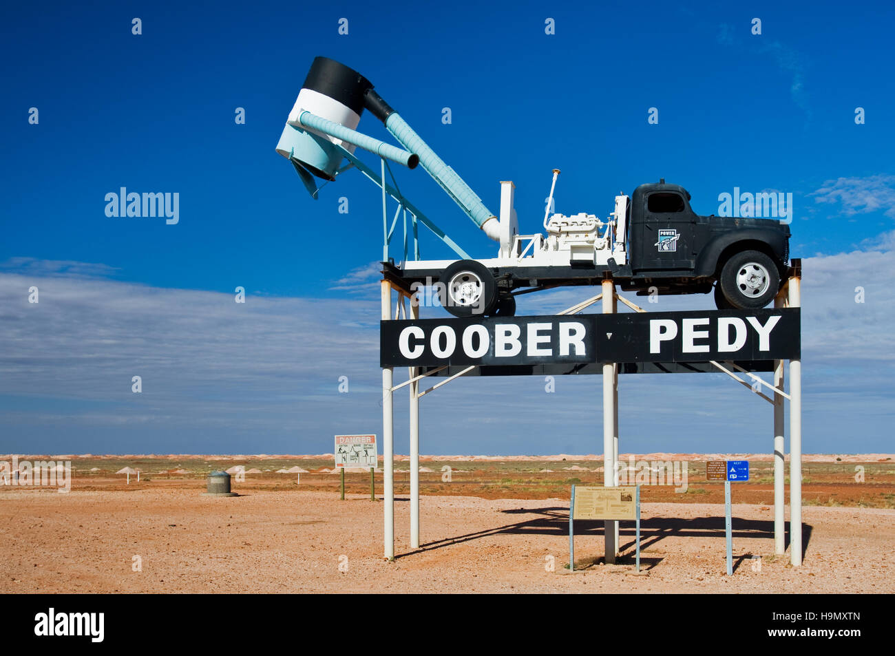 Camion de la soufflante en tant que ville signer en Coober Pedy. Banque D'Images