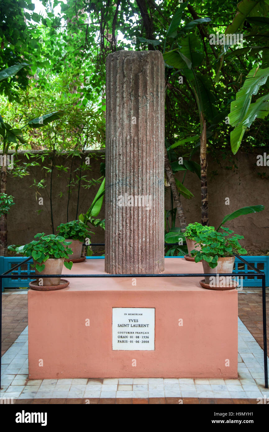 Yves Saint Laurent monument en pierre dans le jardin jardin Majorelle à Marrakech qu'il a sauvée. Banque D'Images