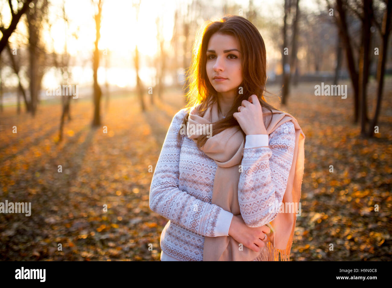 Coucher du soleil portrait of beautiful brunette woman in autumn park Banque D'Images