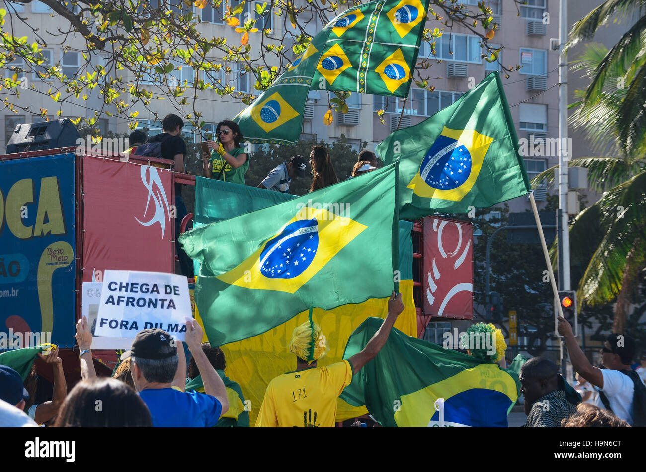 Les manifestants se rassemblent sur la plage de Copacabana pour évacuer leur frustration face à la situation politique actuelle au Brésil. Banque D'Images