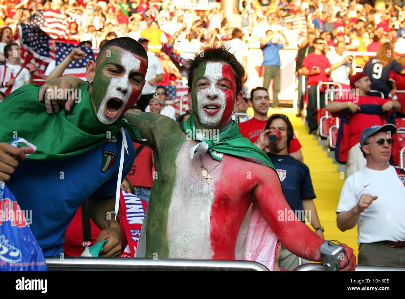 FANS ITALIENS ITALIE V USA WORLD CUP KAISERSLAUTERN ALLEMAGNE 17 Juin 2006 Banque D'Images