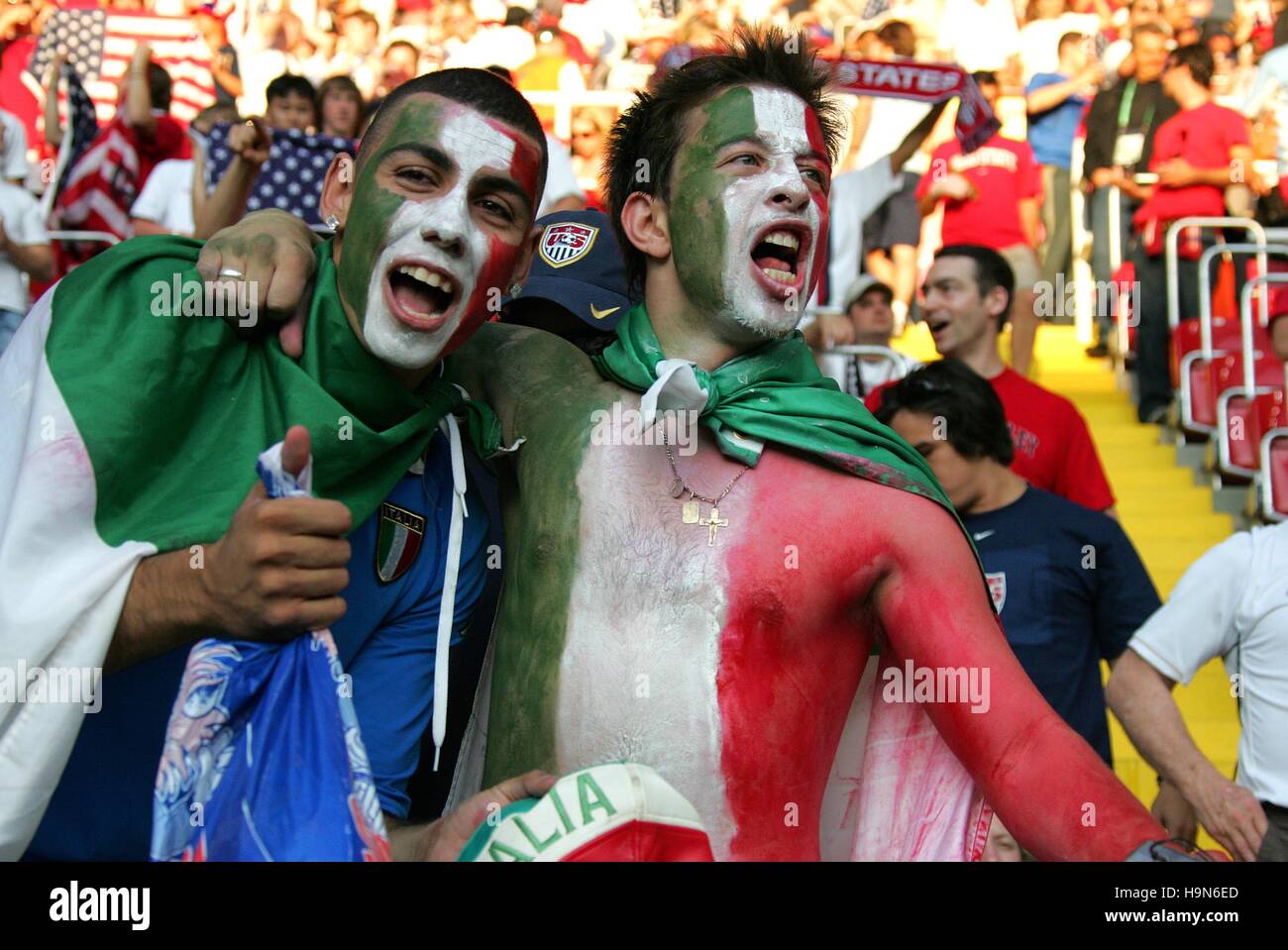 FANS ITALIENS ITALIE V USA WORLD CUP KAISERSLAUTERN ALLEMAGNE 17 Juin 2006 Banque D'Images