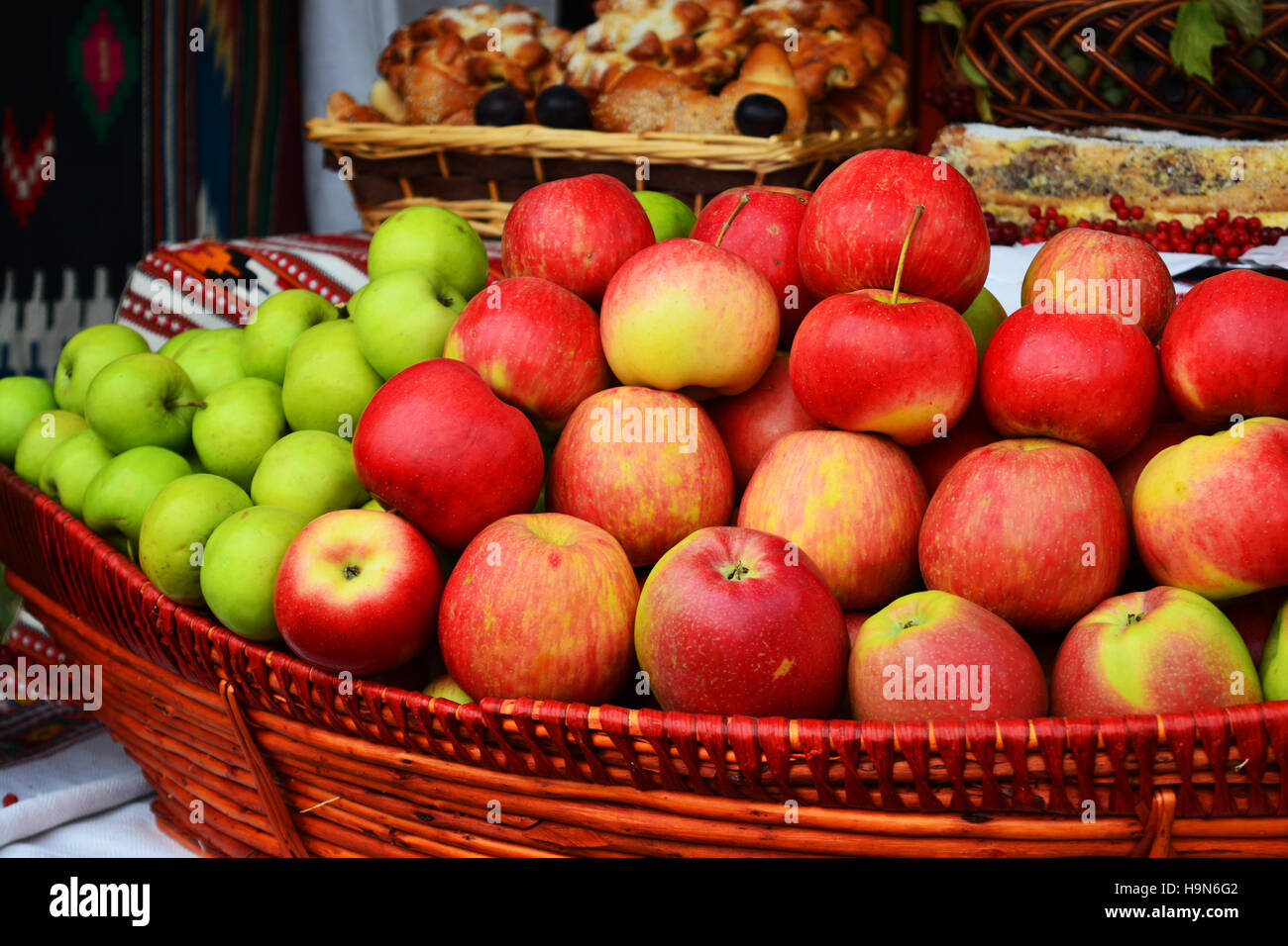 Close up of green apples empilées dans un panier. Banque D'Images