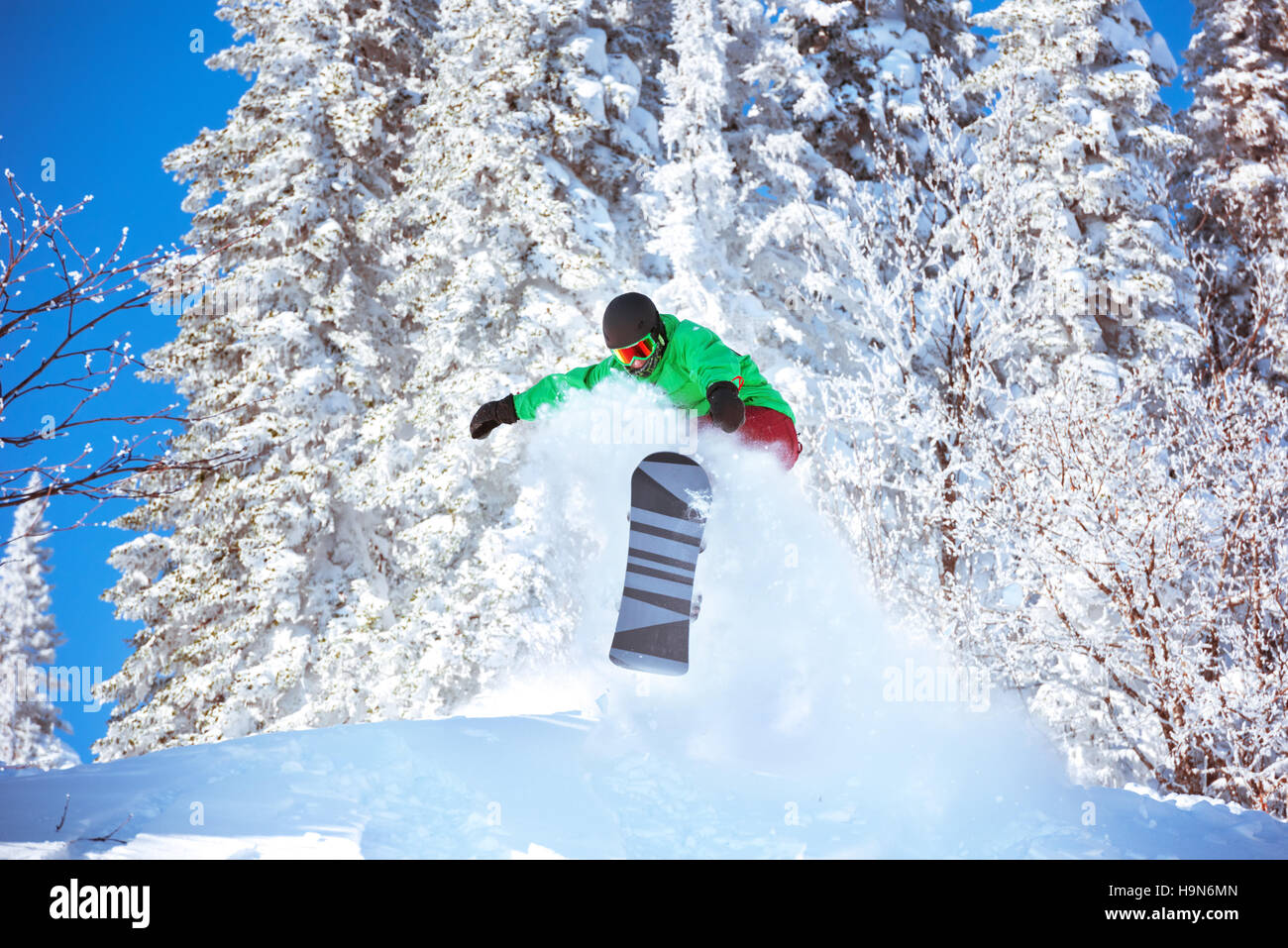Snowboarder jump freeride snowboard poudre Banque D'Images