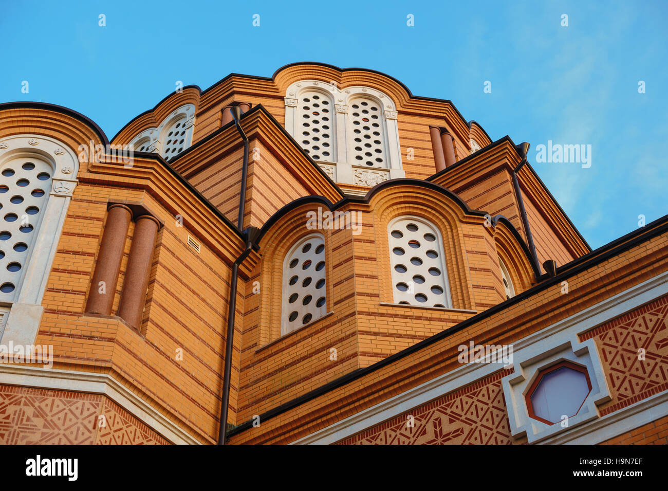 Beau bâtiment de plusieurs étages en bois sur le fond de ciel Banque D'Images