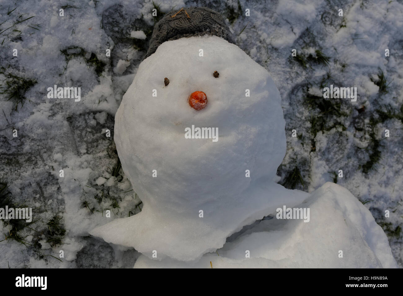 Snowman classique avec chapeau foulard et nez carotte Noël blanc Banque D'Images