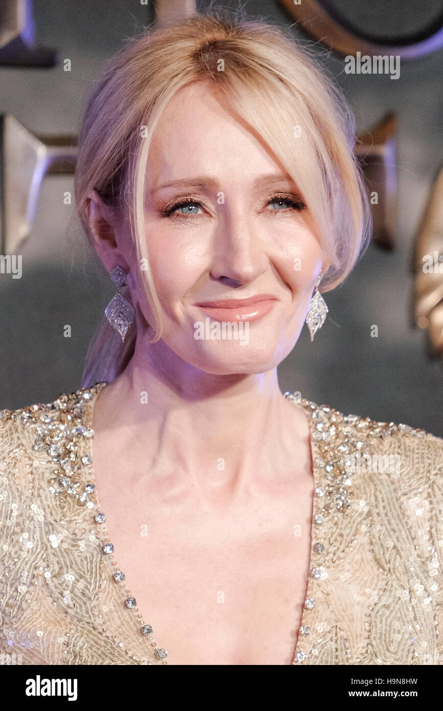 J.K. Rowling assiste à la première européenne de "Vie et habitat des animaux fantastiques" à Leicester Square, Londres le 15/11/2016. Photo par Julie Edwards. Banque D'Images