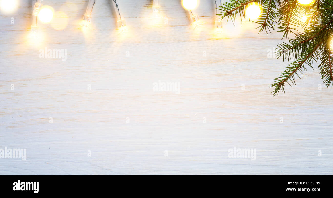 Vacances de Noël arrière-plan avec la lumière de l'arbre de Noël sur fond blanc ; Vue de dessus avec l'exemplaire de l'espace pour votre texte Banque D'Images