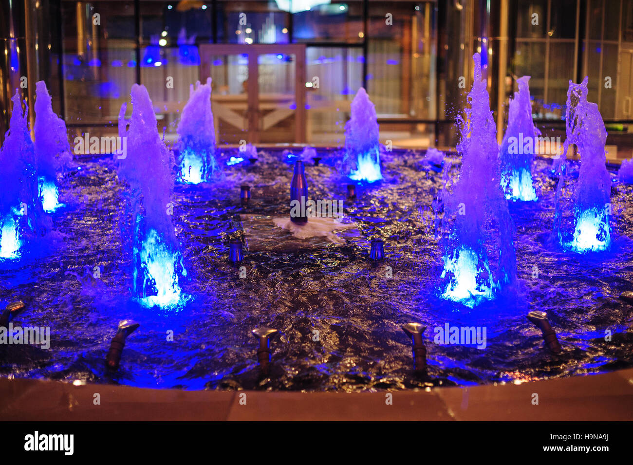 Fontaines lumineux bleu de nuit Banque D'Images