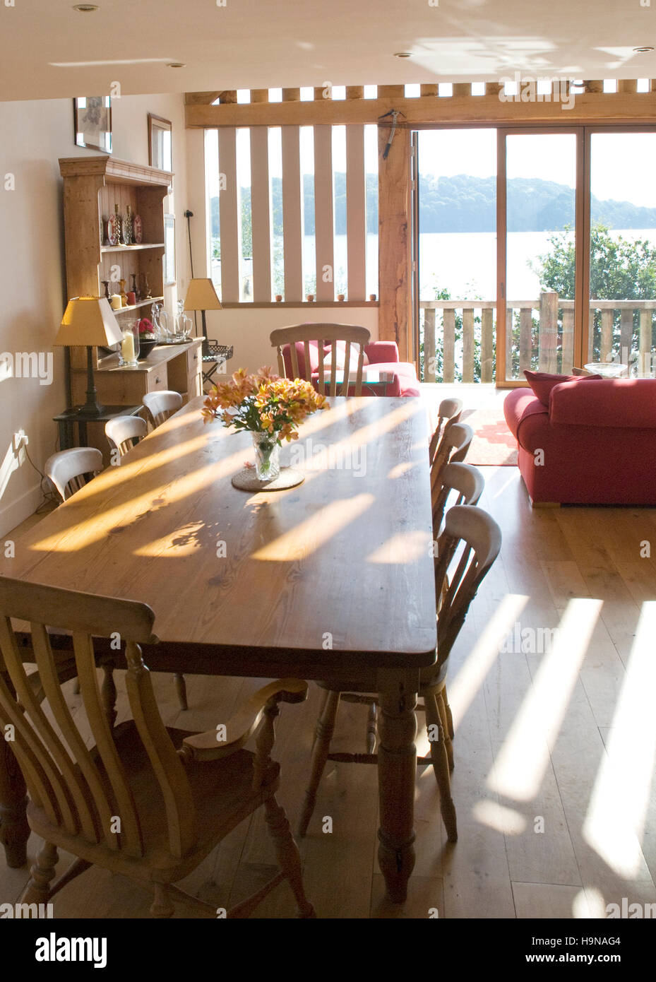 Coin repas avec un fort ensoleillement et des ombres. Banque D'Images