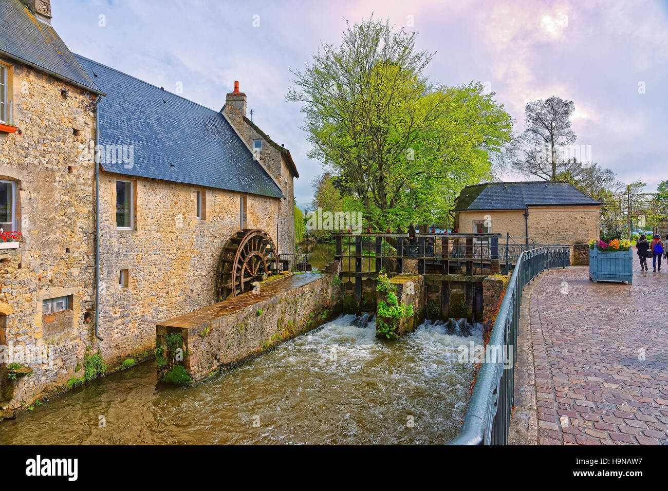 Moulin à Eau Et Aure Dans La Vieille Ville De Bayeux En