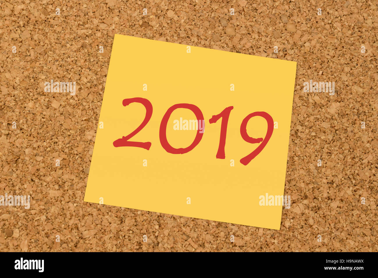 Post-it jaune sur un bureau panneau de liège - Nouvelle Année 2019 Banque D'Images