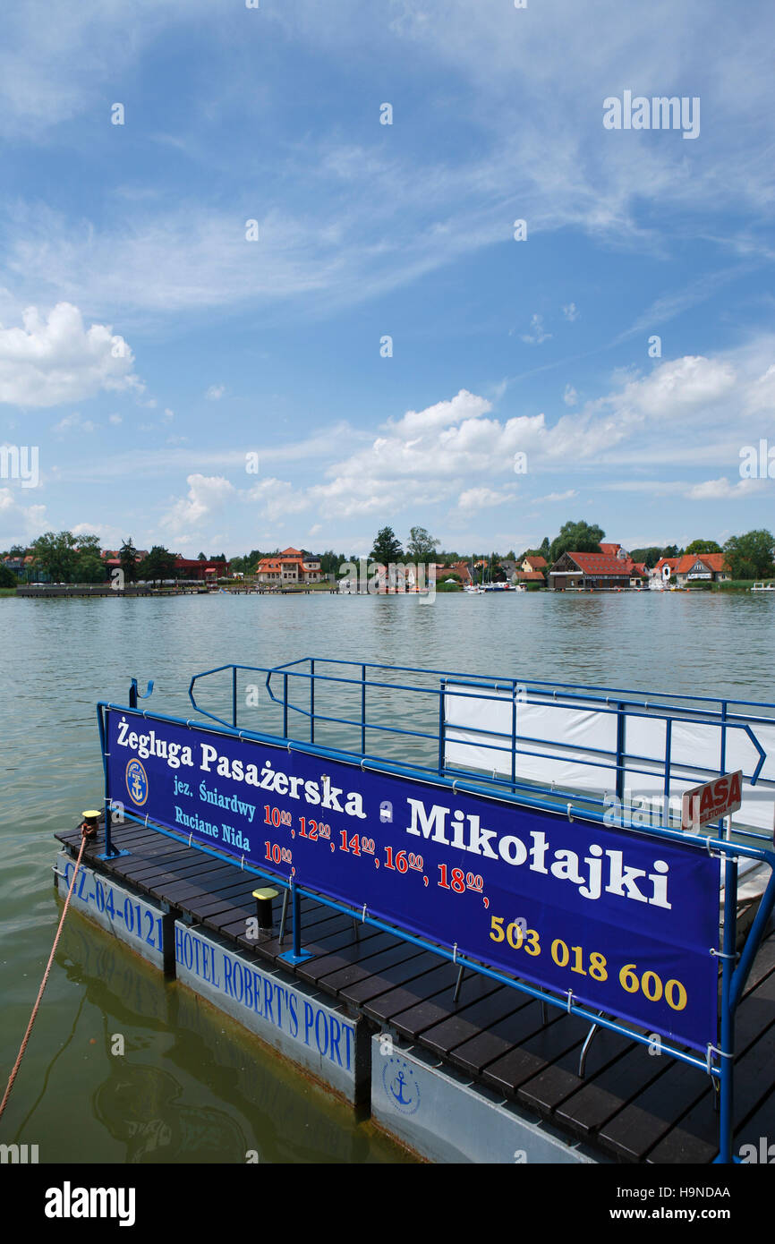 Port avec amarrage pour bateaux d'excursion à Mikolajki (Nikolaiken) Pologne, Europe Banque D'Images