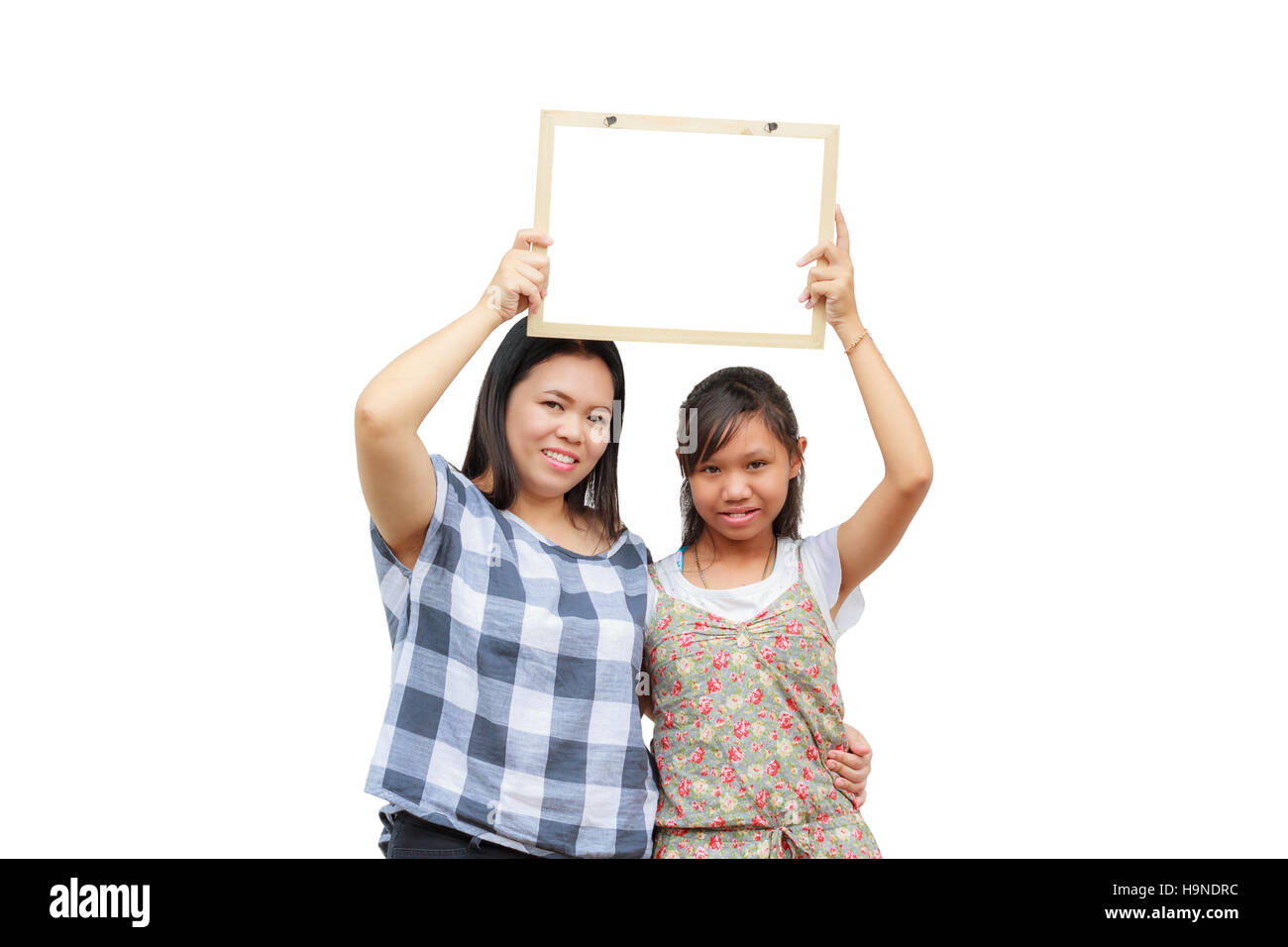 Mère et fille asiatique Thaïlande sourire holding blank board, isolé sur fond blanc avec l'exemplaire de l'espace. Carte avec vide pouvez ajouter votre texte ou autre Banque D'Images