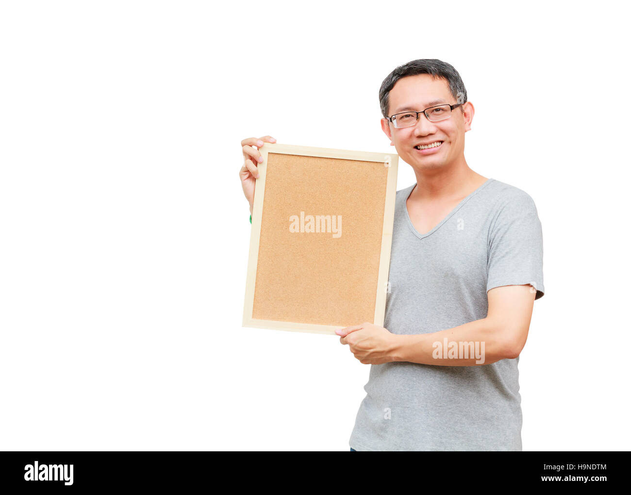 La Thaïlande asiatique d'âge moyen de l'homme sourire holding blank board, isolé sur fond blanc avec l'exemplaire de l'espace. Carte avec vide pouvez ajouter votre texte ou autres. c Banque D'Images