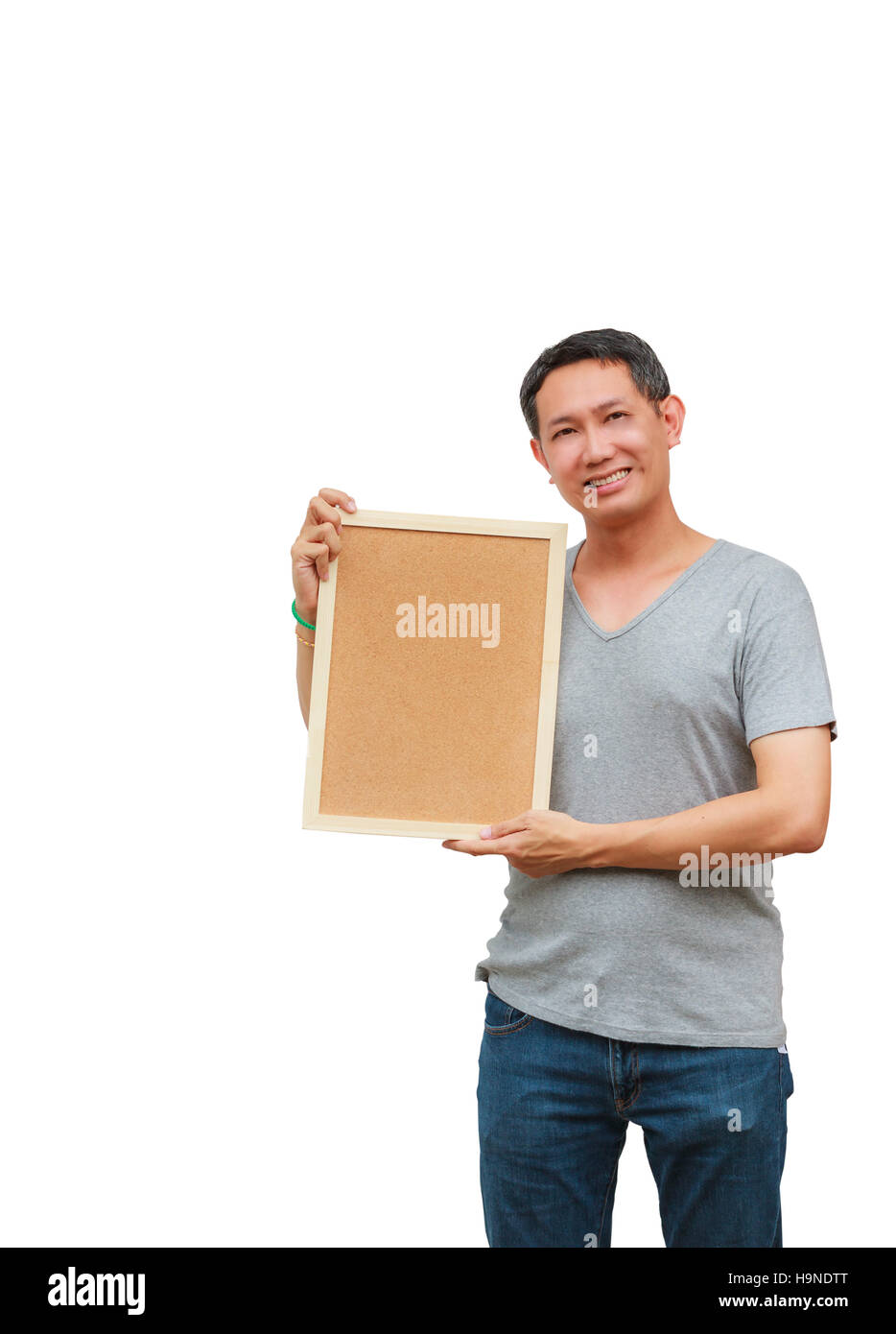 La Thaïlande asiatique d'âge moyen de l'homme sourire holding blank board, isolé sur fond blanc avec l'exemplaire de l'espace. Carte avec vide pouvez ajouter votre texte ou autres. c Banque D'Images