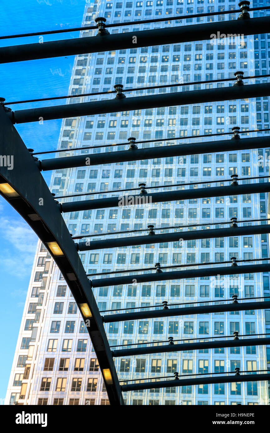 Les bâtiments élevés à Canary Wharf, London par le biais de l'entrée de la station sur le toit Banque D'Images