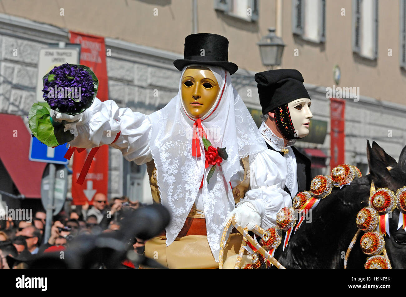 Une procession componidori marque le début du tournoi, Sartiglia fête, Oristano, Sardaigne, Italie, Europe Banque D'Images
